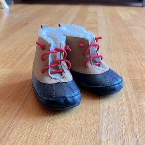 Carter’s baby duck boots, perfect condition and so crazy cute